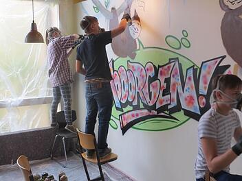 Nach dem theoretischen Teil und einigen Übungen geht es endlich mit ordentlich Farbe an die Wand. Das Graffiti erstellten die Gymnasiasten an einem Wochenende. Foto: Elisabeth Assmann