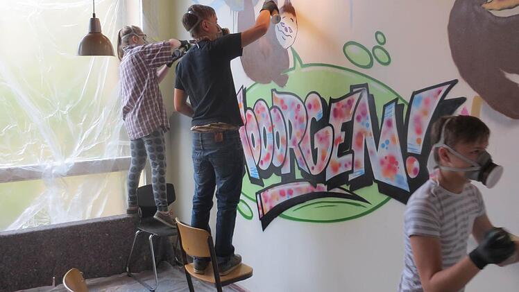 Nach dem theoretischen Teil und einigen Übungen geht es endlich mit ordentlich Farbe an die Wand. Das Graffiti erstellten die Gymnasiasten an einem Wochenende. Foto: Elisabeth Assmann