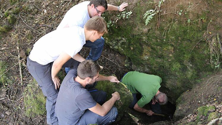 Die Mitglieder der Forschungsgruppe spüren dem Verlauf der Doline nach.  Foto: Franz Galster