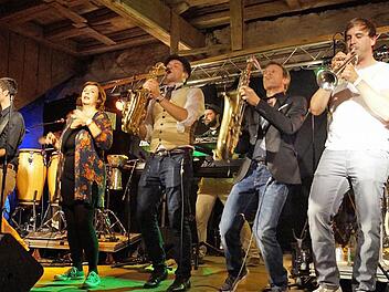 Die Schlossscheune bildete ein wunderbares Ambiente für die Auftritte von "Jets Revival Band" und die hier auf dem Bild zu sehende Band "Soundladen", in deren Reihen auch Julian Wahler (ganz rechts) von der Blaskapelle Ebenhausen mitspielt.  Fotos: Stefan Geiger