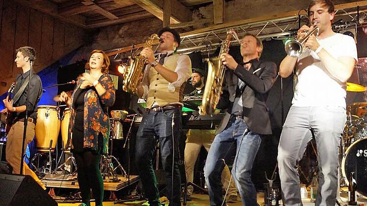 Die Schlossscheune bildete ein wunderbares Ambiente für die Auftritte von "Jets Revival Band" und die hier auf dem Bild zu sehende Band "Soundladen", in deren Reihen auch Julian Wahler (ganz rechts) von der Blaskapelle Ebenhausen mitspielt.  Fotos: Stefan Geiger