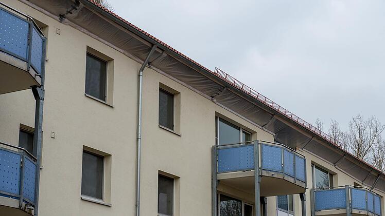 Damit Mehlschwaben und Flederm&auml;use sich nicht einnisten, sind die "Zug&auml;nge" zum Dach in den ersten sieben Blockh&auml;usern im fr&uuml;heren US-Gebiet Askren Manor mit einer solchen Folienkonstruktion blockiert. Vergr&auml;men nennt man das in der Fachsprache. Foto: Anand Anders