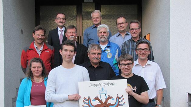 Die Sch&uuml;tzengesellschaft Coburg ehrte bei ihrer Mitgliederversammlung die erfolgreichen Teilnehmer bei den oberfr&auml;nkischen Bezirksmeisterschaften und bei den bayerischen Meisterschaften. Jungsch&uuml;tzen zeigen schon mal die Jungsch&uuml;tzenk&ouml;nigsscheibe. Foto: Martin Koch