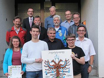 Die Schützengesellschaft Coburg ehrte bei ihrer Mitgliederversammlung die erfolgreichen Teilnehmer bei den oberfränkischen Bezirksmeisterschaften und bei den bayerischen Meisterschaften. Jungschützen zeigen schon mal die Jungschützenkönigsscheibe. Foto: Martin Koch