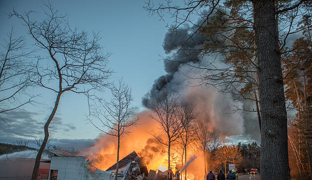 Giftige Rauchwolke über Mittelfranken: Lagerhalle in Roth steht in Flammen