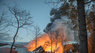 Giftige Rauchwolke über Mittelfranken: Lagerhalle in Roth steht in Flammen