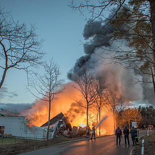 Giftige Rauchwolke über Mittelfranken: Lagerhalle in Roth steht in Flammen