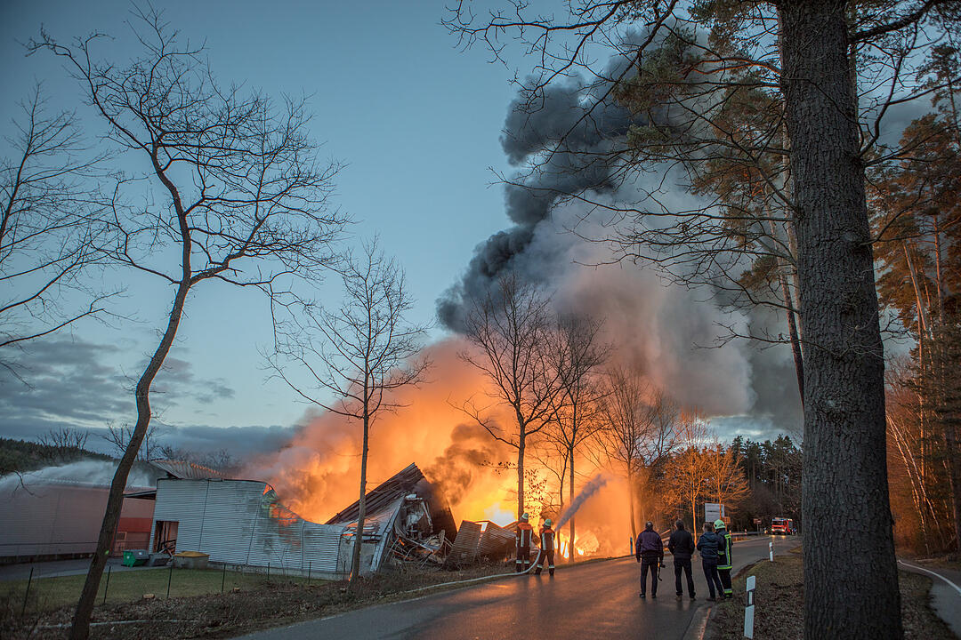 Giftige Rauchwolke über Mittelfranken: Lagerhalle in Roth steht in Flammen