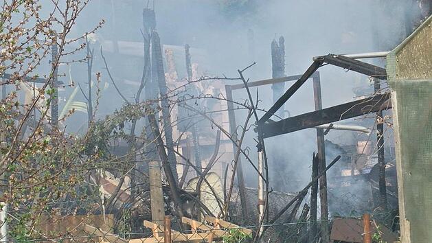 Drei Gartenhäuser brannten in Ochsenfurt vollkommen ab. Foto: NEWS5/Paso