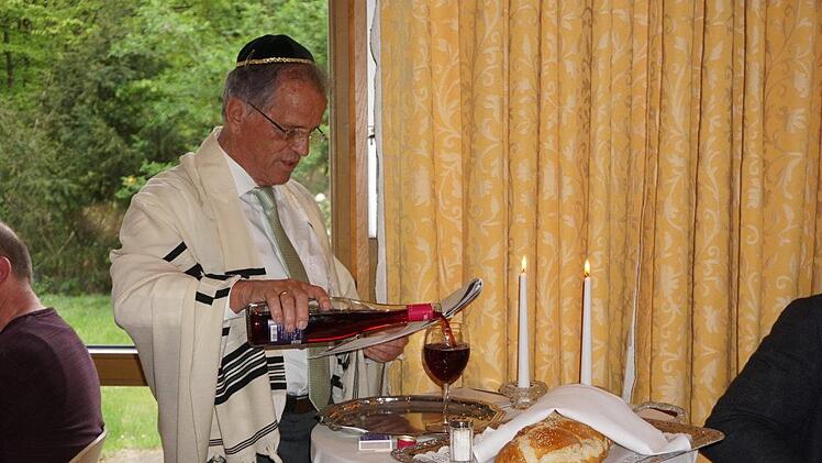 Fritz Schroth lud zur Shabbatfeier im Rahmen der Israeltagung ein. Das Bild zeigt wie er den Segen über Brot und Wein spricht.   Marion Eckert