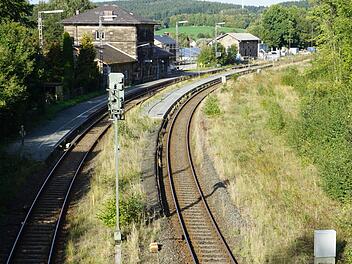 In diesem Bereich werden die Gleise und Weichen erneuert; im Hintergrund der Bahnhof Marktschorgast. Bruno Preißinger