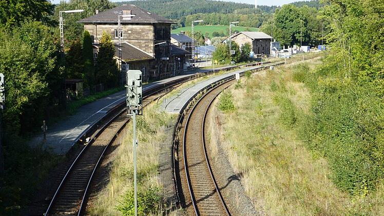 In diesem Bereich werden die Gleise und Weichen erneuert; im Hintergrund der Bahnhof Marktschorgast. Bruno Preißinger