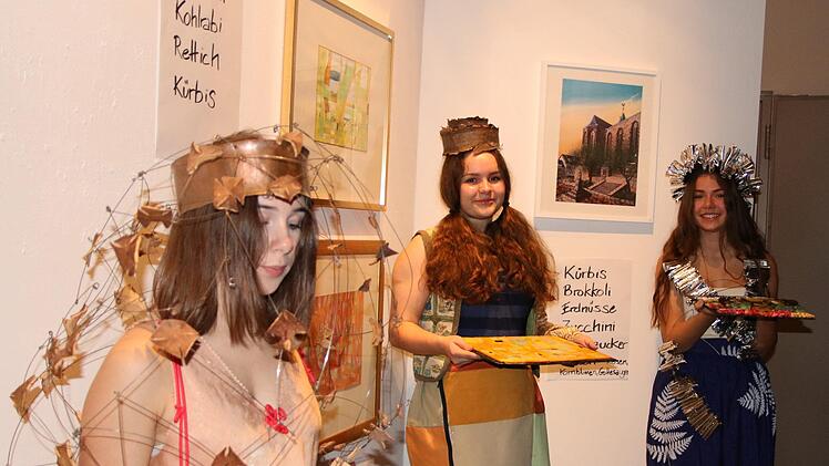 Bildende Kunst trifft Kochkunst: Mit Peter Lauterbach hatten Mitglieder des Kunstvereins Bilder in Essbares umgesetzt, das von Models des CVG im Outfit von Edina Thern präsentiert wurde. Foto: Klaus Klaschka