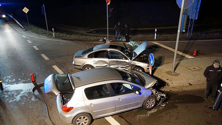 Bei dem Unfall wurden vier Menschen verletzt und musste ins Krankenhaus gebracht werden.