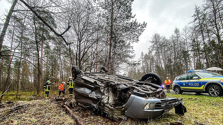 Opel &uuml;berschl&auml;gt sich und bleibt auf dem Dach liegen: Verkehrunsfall zwischen Feucht und Moorenbrunn