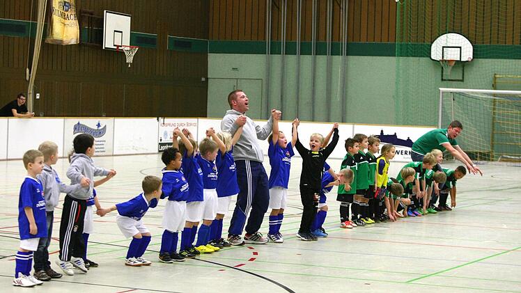 Die G-Junioren des VfB Kulmbach (blaue Trikots) und des TSC Mainleus (grüne Trikots) trennten sich in einem Einlagespiel 1:1.
