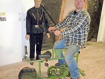 Knappenvorsitzender Heiko Eisenbeiß auf einem Grubenfahrrad, gestiftet von der Arbeitsgruppe König Ludwig aus Recklinghausen.  Foto: Gerd Fleischmann