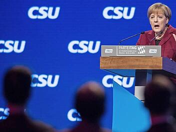 Kurz und lustlos, so empfanden CSU-Politiker die Rede von Bundeskanzlerin Angela Merkel (CDU) auf dem Parteitag in München.  Foto: Peter Kneffel/dpa
