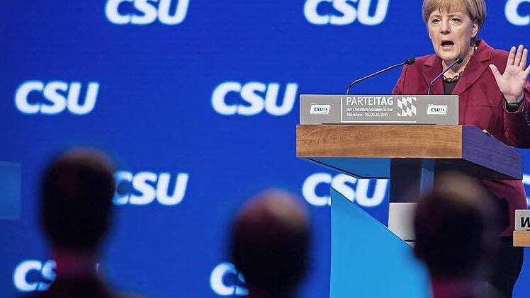 Kurz und lustlos, so empfanden CSU-Politiker die Rede von Bundeskanzlerin Angela Merkel (CDU) auf dem Parteitag in München.  Foto: Peter Kneffel/dpa