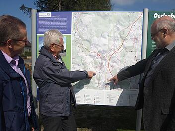 Vier neue Rundwege verlaufen im und durch das Gemeindegebiet. Die Routen entstanden über die Allianzen im Landkreis Schweinfurt, darunter Oberes Werntal mit Oerlenbach. Vor Ort engagierten sich Werner Dengler (links) und Reinhold Zwirlein (Mitte), die zusammen mit Bürgermeister Franz Kuhn die Touren auf der Infotafel am Bahnhaltepunkt Oerlenbach betrachten. Foto: Stefan Geiger