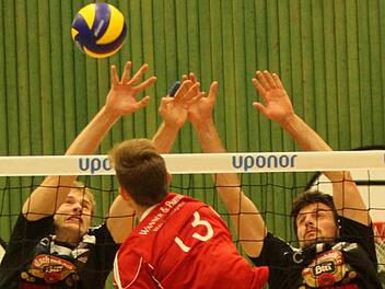 Rudi Dedic (links) hat sich an der Schulter verletzt und fällt lange aus. Rechts Nikola Poluga