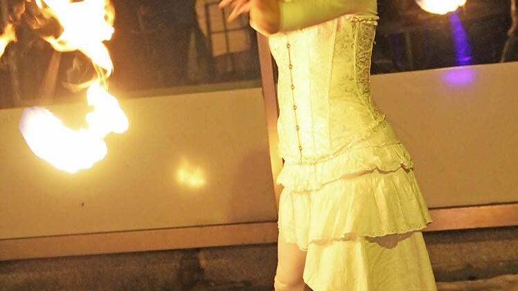 Die Feuerartistin und Tänzerin Anne Devries aus Fürth verzauberte das Lichtenfelser Publikum.