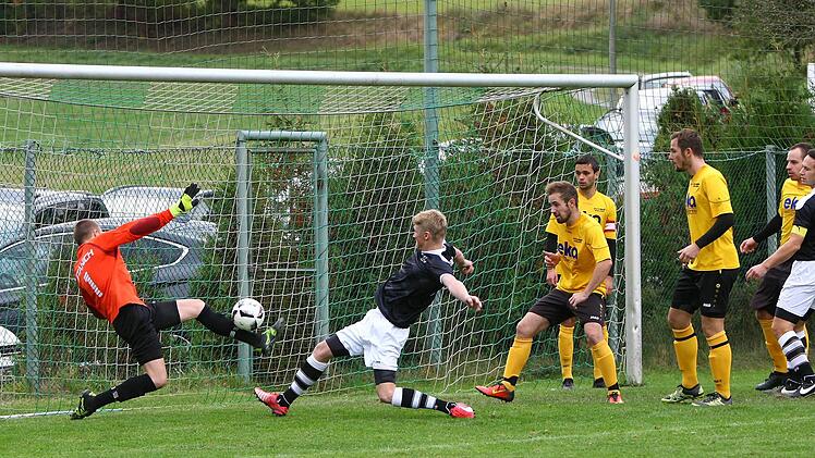 VfR Katschenreuth (-13): "Wenn ich ein Training verschiebe, schreibe ich &uuml;ber 60 Spieler an", sagt Detlef Zenk, Trainer des VfR Katschenreuth, der drei Herren-Mannschaften im Spielbetrieb (Kreisliga, Kreisklasse, B-Klasse) hat. Was steckt hinter dem gro&szlig;en Zulauf? F&uuml;r Zenk gibt es mehrere Gr&uuml;nde: "Wir profitieren von einer funktionierenden JFG Maintal/Friesenbachtal, es gibt nach jedem Training eine Brotzeit und Getr&auml;nk, das Umfeld mit dem Gel&auml;nde passt, und durch viele Veranstaltungen wird e...