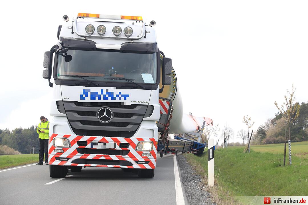 Schwertransport mit Windradflügel landet bei Thurnau im Graben