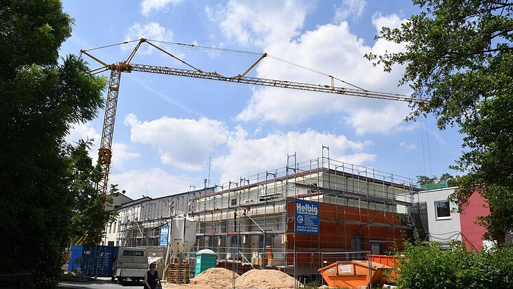 Im Kosten- und Zeitplan liege das Bauprojekt an der Juraklinik in Scheßlitz mit drei OP-Sälen, Aufwachraum mit zwölf Betten, Neu-/Umbau Zentralaufnahme und Schockraum, Neubau Eingang Notaufnahme, informierte Krankenhausgesellschafts-Geschäftsführerin Monika Röther. Die Gesamtfertigstellung ist für Ende 2018 vorgesehen, der OP-Bereich soll zum 1. Januar 2018 in Betrieb genommen werden.  Foto: Ronald Rinklef