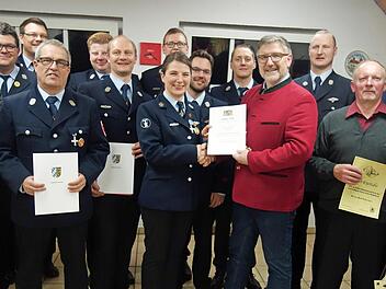 Im Rahmen der Feuerwehrhauptversammlung wurden Ehrungen und Beförderungen ausgesprochen.  Foto: Doris Weidner