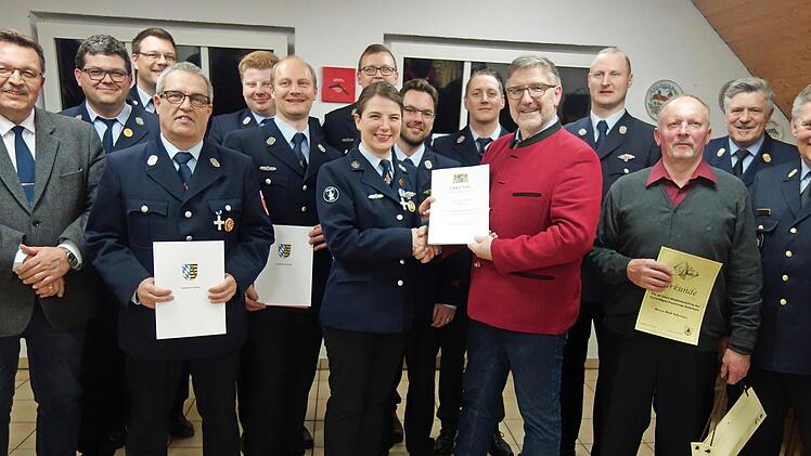 Im Rahmen der Feuerwehrhauptversammlung wurden Ehrungen und Beförderungen ausgesprochen.  Foto: Doris Weidner