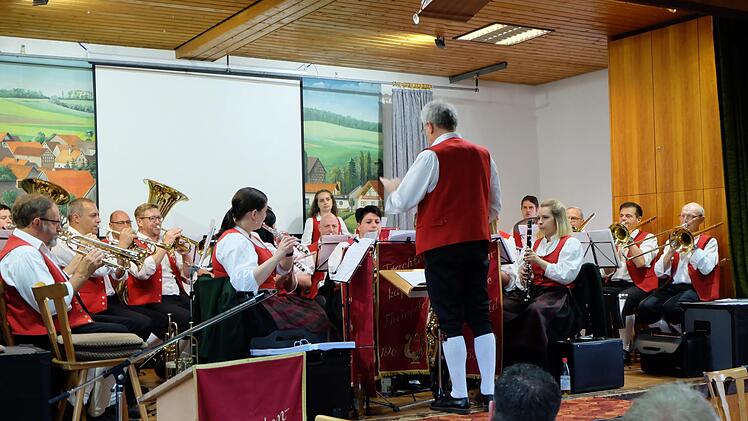 Die Trachtenkapelle Theinfeld hat mit einem Konzert- und Ehrenabend die Feierlichkeiten zum 50-jährigen Gründungsfest eröffnet. Foto: Philipp Bauernschubert