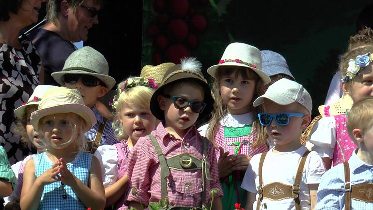 Die Sander Kindergartenkinder begeisterten mit ihrem Weinfestlied.