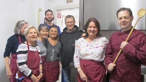 Ehrenamtliche haben die Kochlöffel geschwungen, um den Gästen der Wärmestube eine besondere Freude zu machen.  Foto: p
