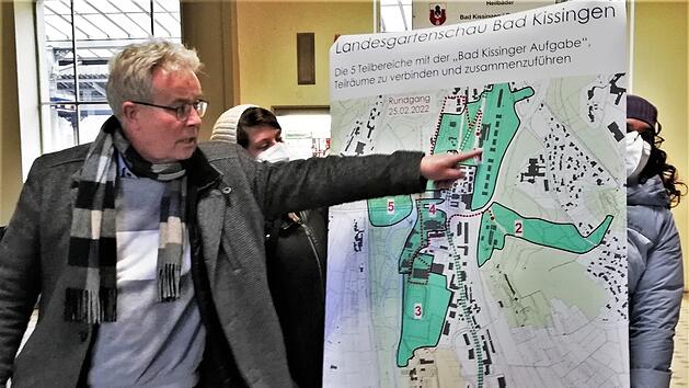 Stadtplaner und Landschaftsarchitekt Raimund Böhringer zeigt die fünf Stationen des Bürgerspaziergangs Foto: Sigismund von Dobschütz