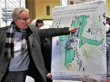 Stadtplaner und Landschaftsarchitekt Raimund Böhringer zeigt die fünf Stationen des Bürgerspaziergangs Foto: Sigismund von Dobschütz