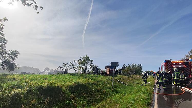 Waizendorf: Staatsstraße wegen brennenden Traktor voll gesperrt - "Vollbrand"