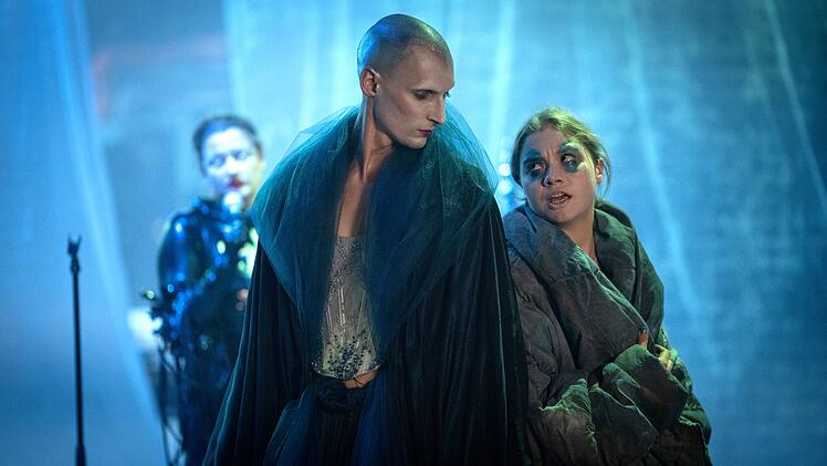 Der exzentrische S&auml;nger - und Mensch - David Deycks (Marcel Jacqueline Gisdol, links) und Valerie Schmitt (Hannah Schiller) proben f&uuml;r eine Metal-Oper.