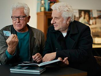 Der "Tatort" bedeutet Miroslav Nemec (links) und Udo Wachtveitl viel. Das zeigt auch der "Dienstausweis", den Nemec in seiner Geldb&ouml;rse mit sich tr&auml;gt.
