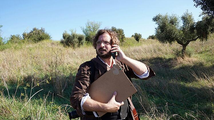 Der Arch&auml;ologie-Professor und Ausgrabungsleiter Thilo Kr&auml;utner (Daniel Christensen) flieht vor seinen Verfolgern. Wo ist der etruskische Krieger, den er angeblich gefunden hat?