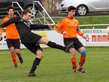 Nach der ansprechenden Leistung in Redwitz will der ASV Kleintettau mit Alper Yürük (rechts) und Spielertrainer Matthias Deuerling (im Hintergrund) heute gegen den TSV Ebensfeld Punkte im Abstiegskampf holen.  Foto: Heinrich Weiß