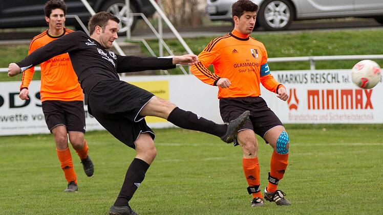Nach der ansprechenden Leistung in Redwitz will der ASV Kleintettau mit Alper Yürük (rechts) und Spielertrainer Matthias Deuerling (im Hintergrund) heute gegen den TSV Ebensfeld Punkte im Abstiegskampf holen.  Foto: Heinrich Weiß