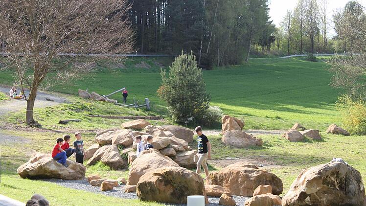 Die großen Findlingen wurden beim Ausbaggern gefunden.