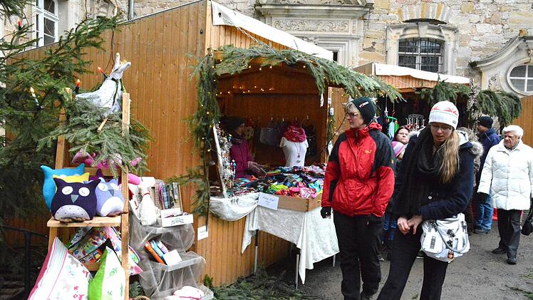 Die Weihnachtsstände vor dem Schloss boten allerhand für das bevorstehende Weihnachten. Foto: Schmidt