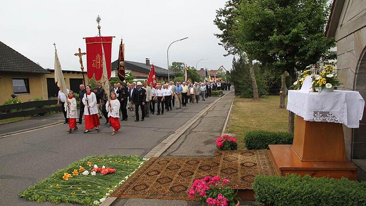 Der große Zug wird von den Ministranten angeführt. Foto: Mathias Erlwein