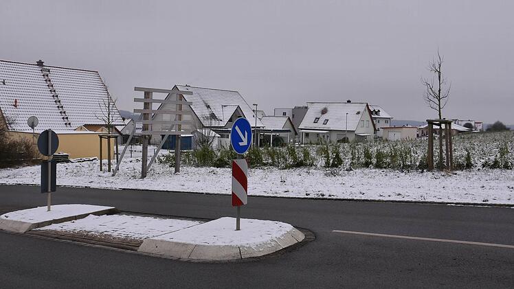 Mit der Erschließung von weiteren 15 Bauplätzen in der Sauleite in Obertheres (rechts im Bild) soll auch ein Fußweg zur Querungshilfe in der Bucher Straße (vorne im Bild) realisiert werden. Foto: Ulrike Langer
