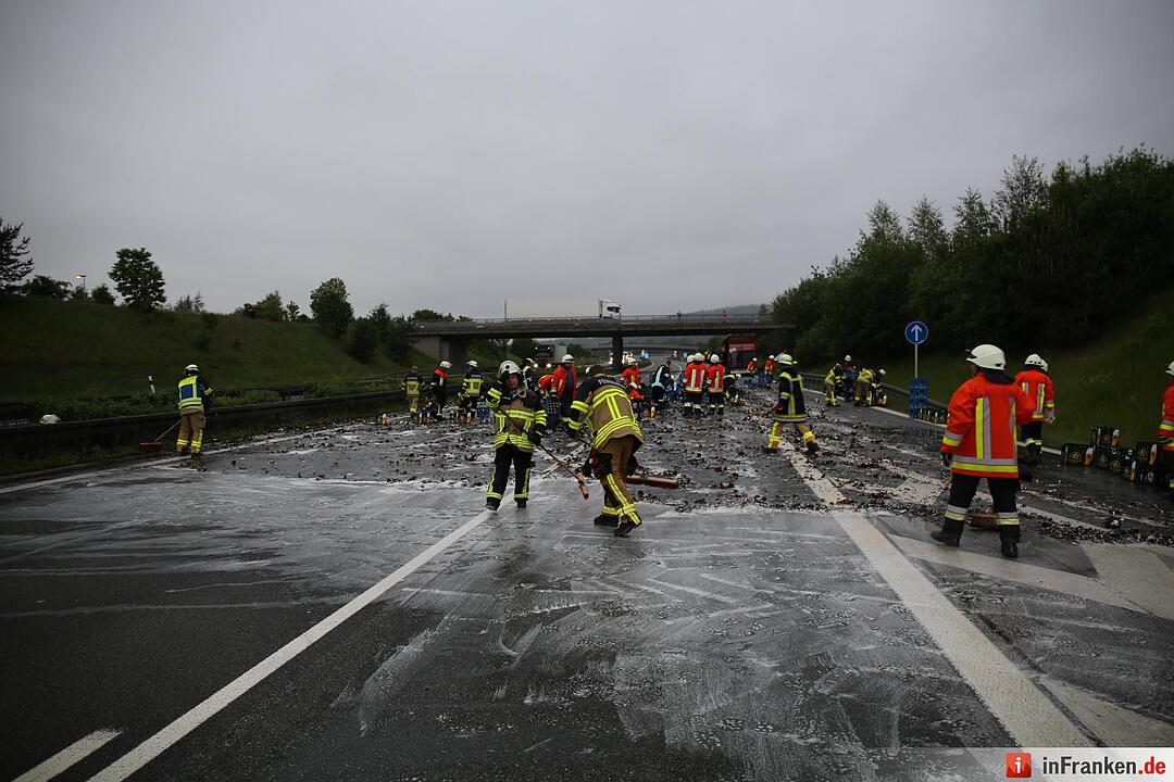 Ladungssicherung bei Getraenkelaster unzureichend - Lkw verliert etwa 200 Bierkaesten auf der Autobahn
