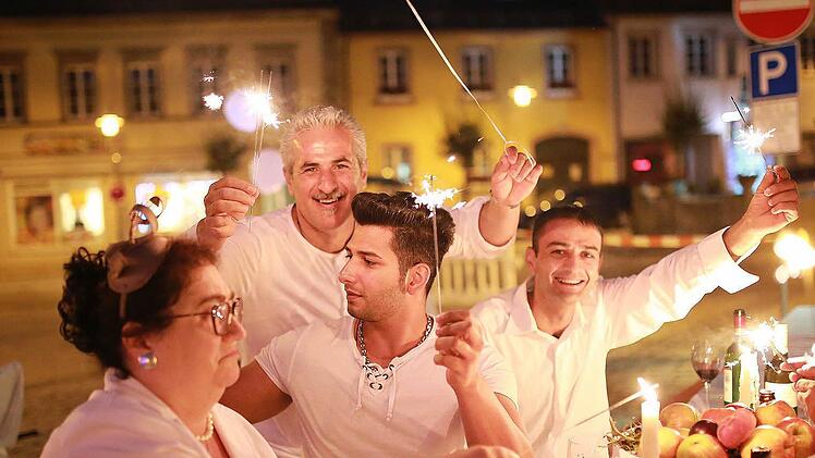 Renate Kraus hatte Flüchtlinge mitgebracht - und den Asylbewerbern gefiel die Party ganz in Weiß.Foto: Werbeagentur Schöffel