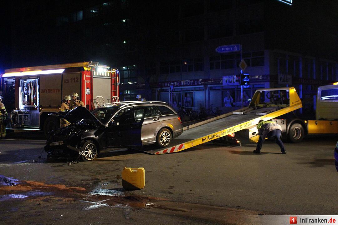 Frontalcrash in Bayreuth: Autos kollidieren - drei Menschen verletzt