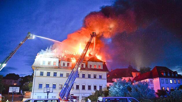 Der Großbrand in der Nacht ließ vom Dachstuhl des Internatsgebäudes am Jakobsberg nur ein verkohltes Gerippe übrig. Foto:Ronald Rinklef
